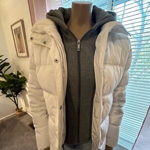 Tommy Hilfiger puffer coat with a removable hood.